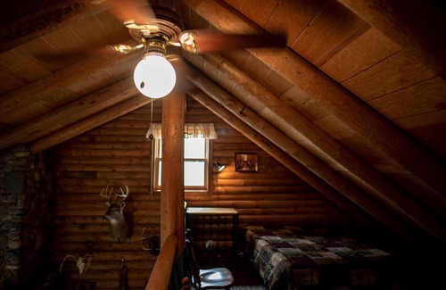 Perham Cabin | NEW! Big Pine | Fireside Log Cabin