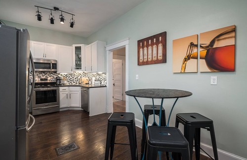 Bonnycastle House | New! Big Shot Stables-6BD/3BA - Hot Tub! Walkable!