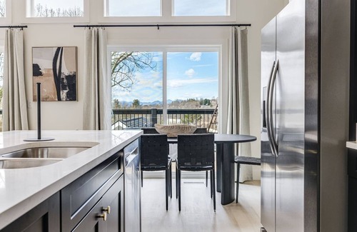 Kenilworth House | New Biltmore Village 5-bed Home | 2 Decks & Mtn Views!