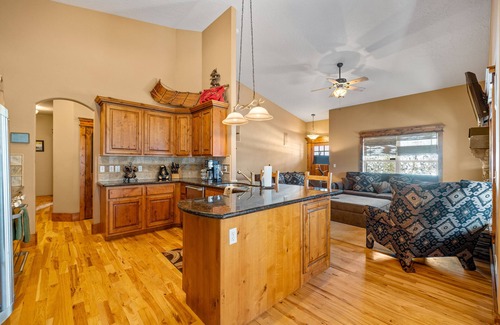 Donnelly House | New! Black Bear Inn - Pet friendly - trailer parking - close to lake - rustic