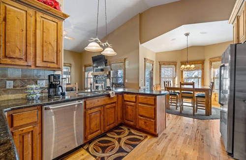 Donnelly House | New! Black Bear Inn - Pet friendly - trailer parking - close to lake - rustic