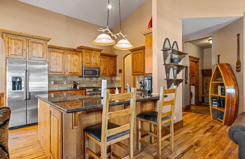 Donnelly House | New! Black Bear Inn - Pet friendly - trailer parking - close to lake - rustic