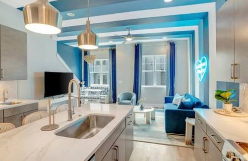 Katie Hill Neighborhood House | New Blue Bird Haven 13beds Rooftop View Free Parking