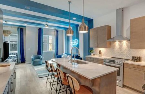 Katie Hill Neighborhood House | New Blue Bird Haven 13beds Rooftop View Free Parking
