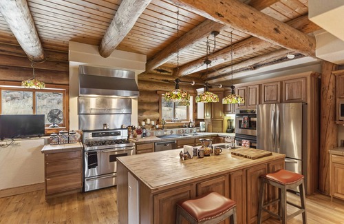 Florissant Cabin | NEW Blue Sky Lodge on 80 Acres! Hot Tub, Decks, WiFi, wet bar, firepit, gym