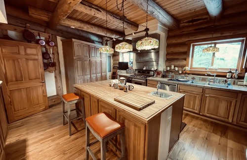 Florissant Cabin | NEW Blue Sky Lodge on 80 Acres! Hot Tub, Decks, WiFi, wet bar, firepit, gym