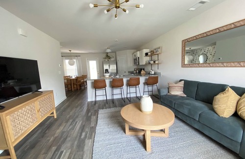 Inman House | New! Boiling springs Luxury Lake front home- sleeps 6 people