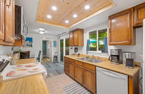 McCall House | New! Break at 208, walk to lake, park, downtown, hospital - pet-friendly