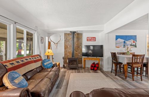 McCall House | New! Break at 208, walk to lake, park, downtown, hospital - pet-friendly