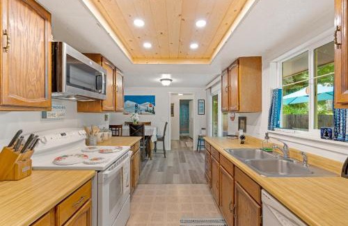 McCall House | New! Break at 208, walk to lake, park, downtown, hospital - pet-friendly