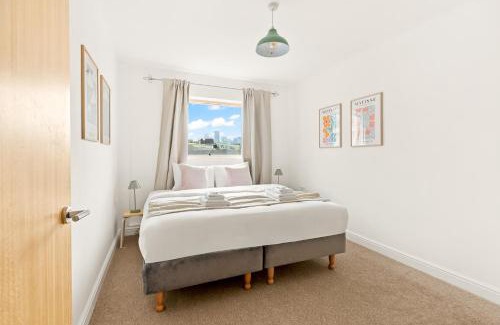 Evelyn Apartment | New! Bright 2BR Flat with Balcony in Leafy Zone 2