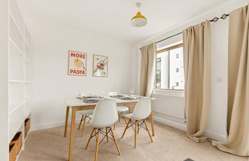 Evelyn Apartment | New! Bright 2BR Flat with Balcony in Leafy Zone 2