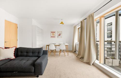 Evelyn Apartment | New! Bright 2BR Flat with Balcony in Leafy Zone 2