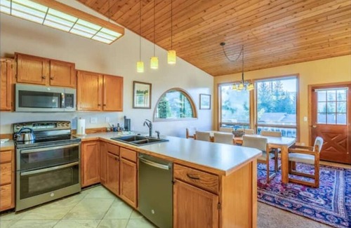 Big Sky Condo | New - Bright and Cozy Condo in Big Sky