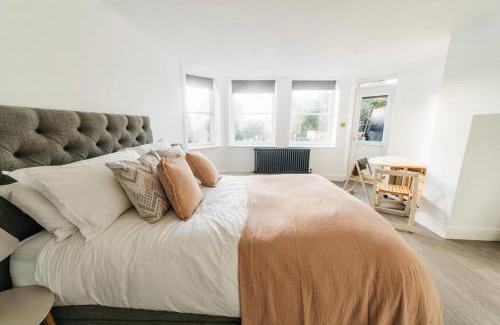 Bath Apartment | New -Bright -Fresh - with parking & for electric cars