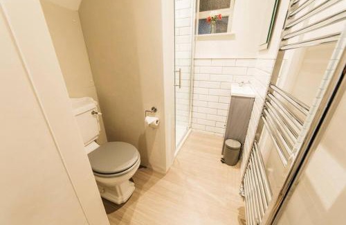 Bath Apartment | New -Bright -Fresh - with parking & for electric cars