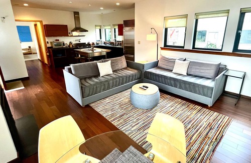 Friday Harbor Apartment | ✨NEW✨ Bright in-town Penthouse with roof deck 😎