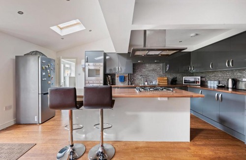 Leeds House | NEW Bright & Stylish 4BD Home City Centre of Leeds