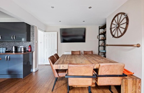 Leeds House | NEW Bright & Stylish 4BD Home City Centre of Leeds