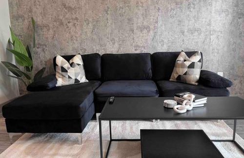 Lindridge-Martin Manor Apartment | NEW Buckhead black and white suite