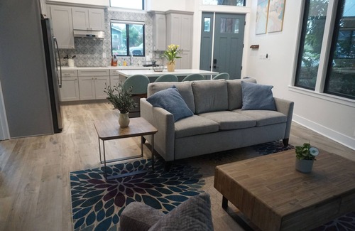 Live Oak House | New Build, 1-bedroom house with AC full-kitchen nestled in redwoods 5 M to beach