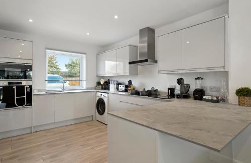 Sittingbourne House | New Build 3 Bed House by AV Stays Short Lets Kent With Free Parking Ideal For Contractors