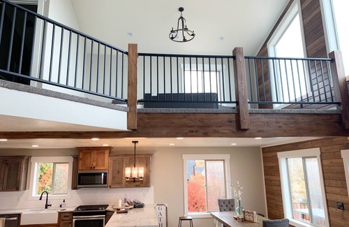 Harbor Village House | NEW Build Bear Lake Urban Mountain Retreat-Breathtaking Views & private Hot Tub