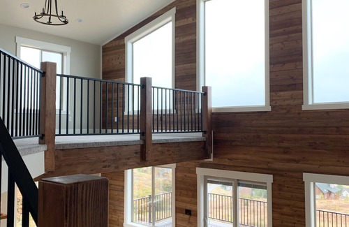 Harbor Village House | NEW Build Bear Lake Urban Mountain Retreat-Breathtaking Views & private Hot Tub