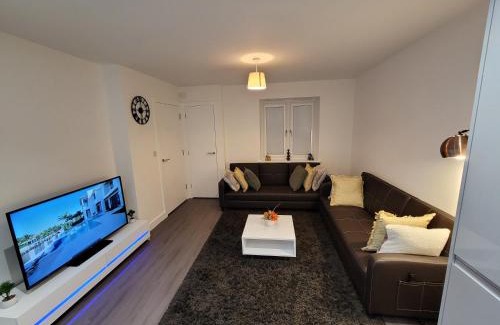 Haversham House | New build home with WI-FI, Smart TV, dedicated office floor, large terrace and Free parking