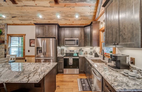 Ellijay House | New Build Luxury Cabin near Town! Fire Pit~ Hot tub~ Game Room~Pool & Fireplace!