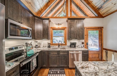 Ellijay House | New Build Luxury Cabin near Town! Fire Pit~ Hot tub~ Game Room~Pool & Fireplace!