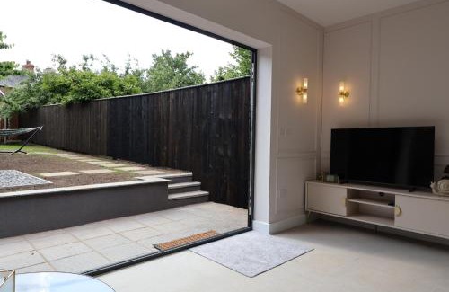 Rushmoor District House | NEW-BUILD Luxury House for Families and Contractors, NamisSuites Serviced Apartment - Farnborough