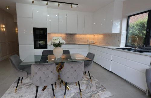 Rushmoor District House | NEW-BUILD Luxury House for Families and Contractors, NamisSuites Serviced Apartment - Farnborough