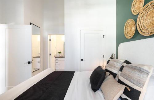 Nashville House | New Build Sleeps 12 2 Condos in Scenic Bluffside Minutes to Downtown