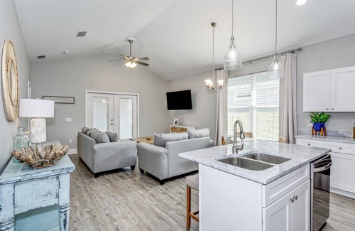 Ono Island House | New Build w/4 Beach Cruisers | Pet Friendly w/Fenced Yard & Fire Table |Playground |Minutes to Beach