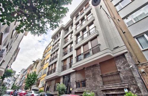 Cihangir Apartment | New Build with Modern Amenities and Balcony