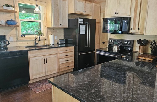 Burkesville Cabin | NEW CABIN-boat parking, 5 min to State Park & golf