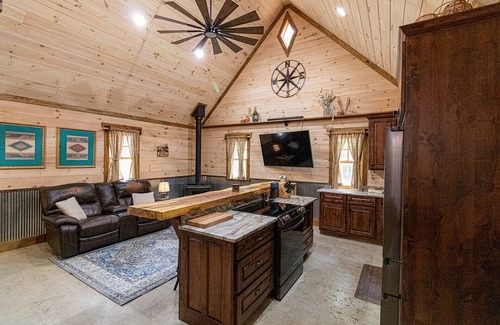 Rising Fawn Cabin | New cabin on 1 acre - large deck & firepit area - 2 bikes provided - hiking - screened in porch