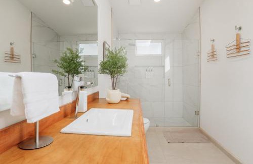 San Antonio de las Minas House | New Cabin with Jacuzzi near Wineries at Monte Olmo