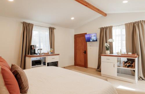 San Antonio de las Minas House | New Cabin with Jacuzzi near Wineries at Monte Olmo