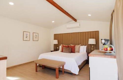 San Antonio de las Minas House | New Cabin with Jacuzzi near Wineries at Monte Olmo