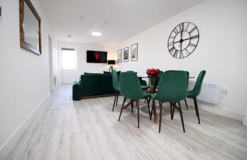 Rumney Apartment | New Cardiff Bloc Exclusive Apartments By Prime Stays - Shops and Parking - Great for Groups and Families