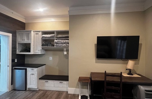 Brevard House | *NEW* “Casa Grande" Discount Rates! Private NEW HOT TUB, POOL TABLE, BASKE