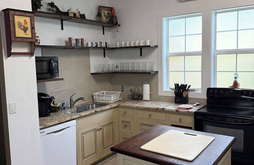 Brevard House | *NEW* “Casa Grande" Discount Rates! Private NEW HOT TUB, POOL TABLE, BASKE