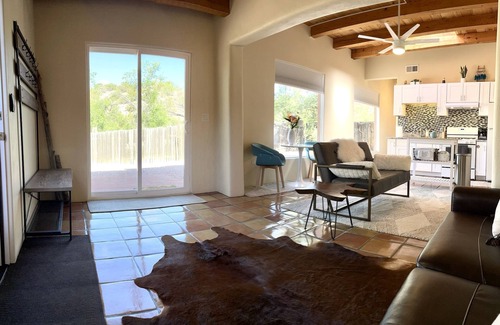 Santa Fe House | New casita w/large yard near the plaza & dog park