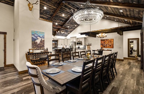 Kalispell House | ★NEW Central Luxury★ Spacious! HotTub King beds White linens Near Glacier