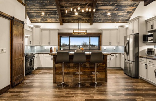 Kalispell House | ★NEW Central Luxury★ Spacious! HotTub King beds White linens Near Glacier