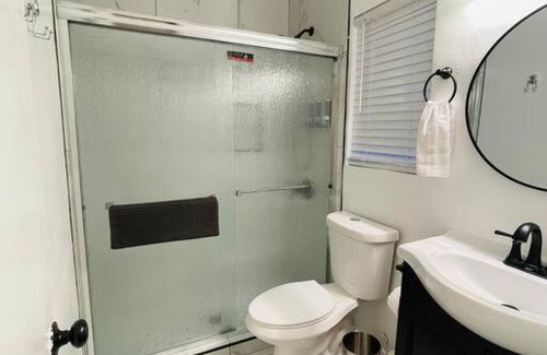 Los Angeles Apartment | New Centrally! 2 bedroom Apartment in Los Angeles by the Airport.