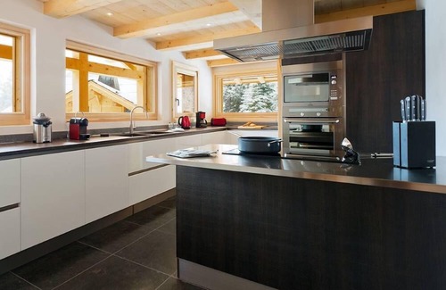 Les Praz-de-Chamonix Ski Chalet | New chalet 5 bedrooms en suite sauna jacuzzi