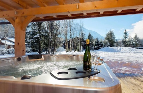 Les Praz-de-Chamonix Ski Chalet | New chalet 5 bedrooms en suite sauna jacuzzi